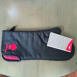 NWT Weber barbecue mitt. OS. Black and red color.